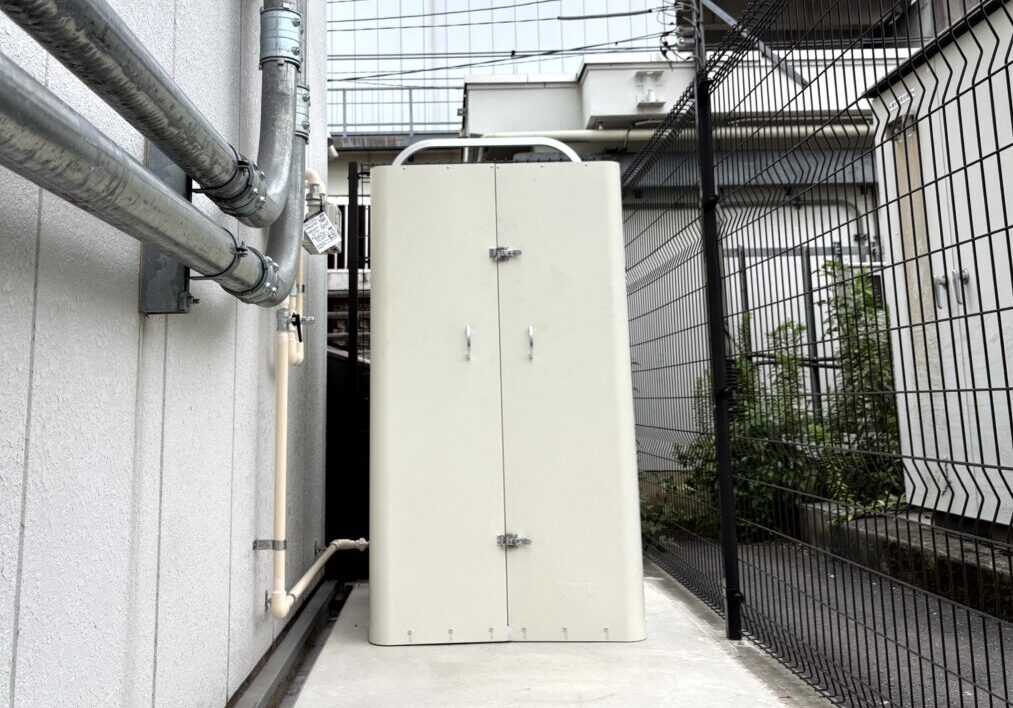新設したLPガス容器架台（50kg容器4本設置）
