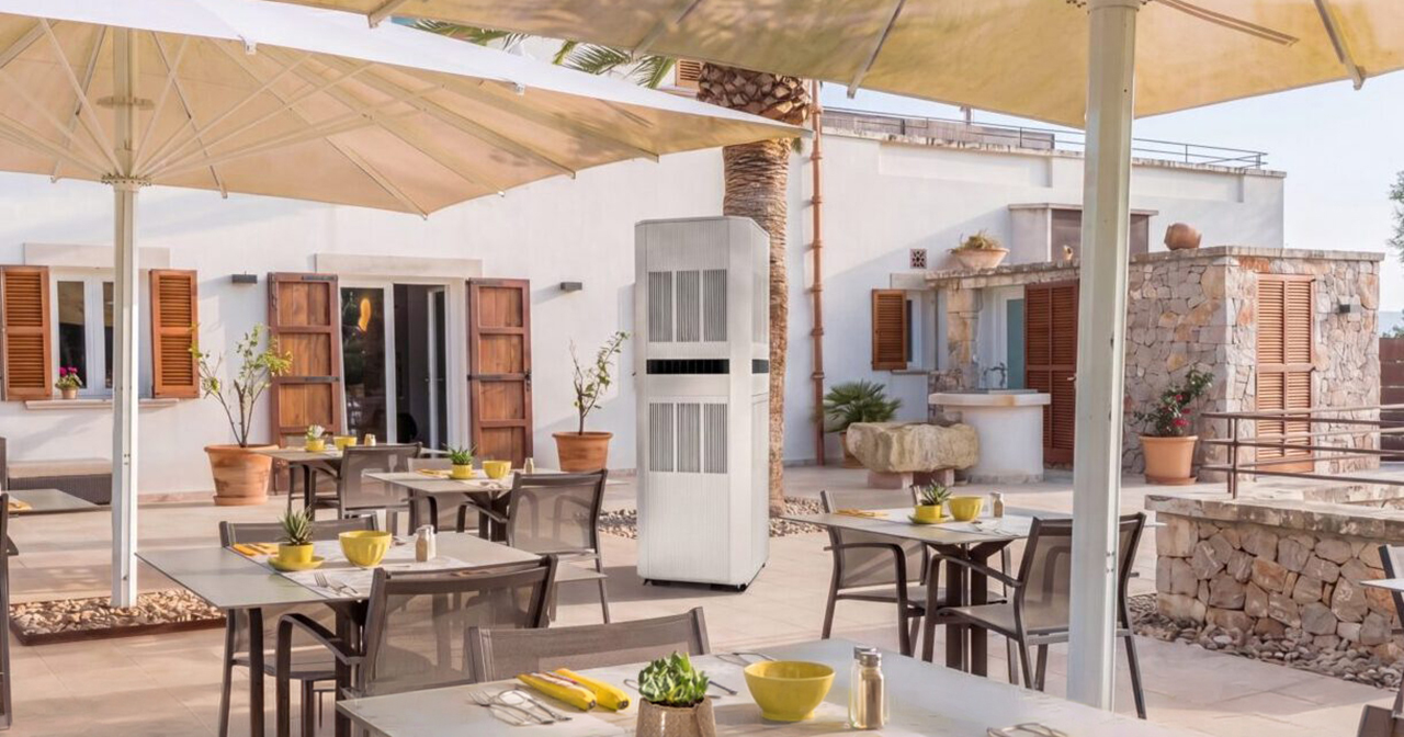 真夏の屋外をより快適にする「OUTER TOWER」
4方向に吹くパワフルな涼風で、人が集う屋外空間を心地よく